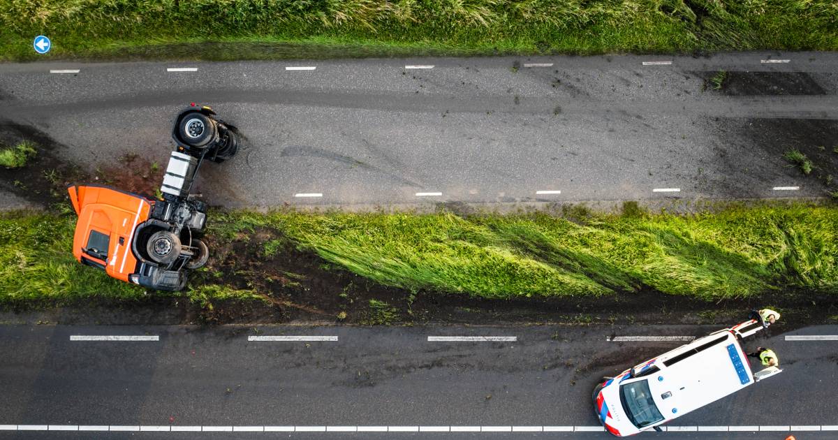 Vrachtwagen gekanteld op N217 in Mijnsheerenland, weg weer vrij