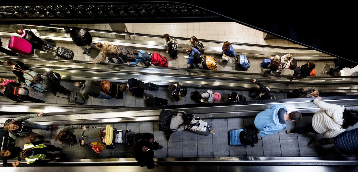 Een stroomstoring zorgde zondag op Schiphol voor veel drukte en vertraging. Beeld ANP