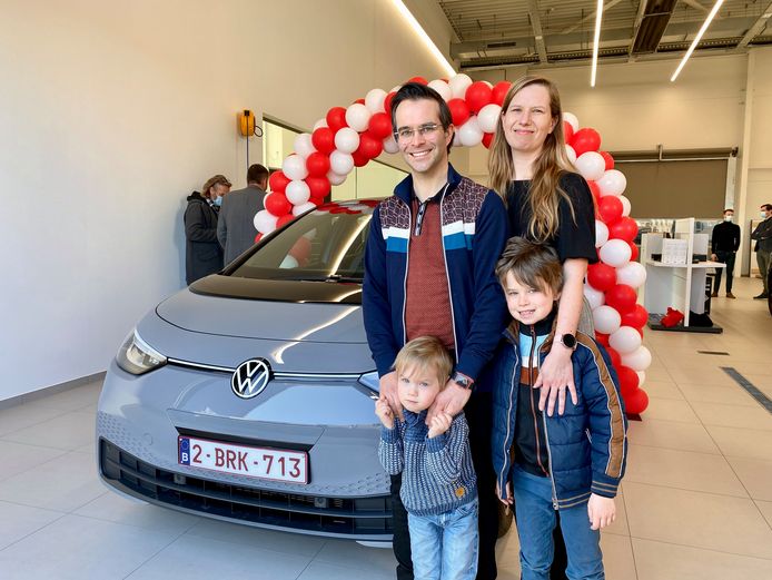 Bram en Imke met zoontjes Mo en Jip bij hun gloednieuwe elektrische wagen