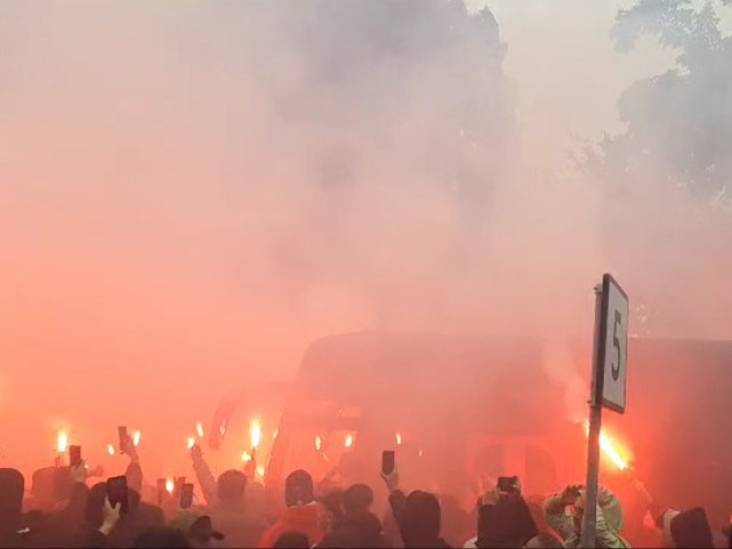 FC Utrecht-fans ontvangen spelers met vuurwerk en gezang (en hun boodschap is duidelijk) 