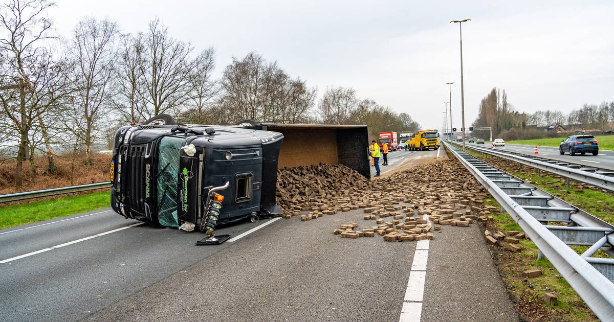 Snelweg A1 ligt vol met stenen, weg dicht door gekantelde vrachtwagen.