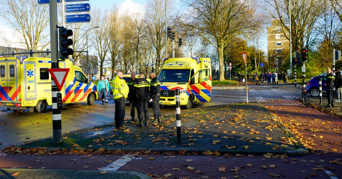 Kind én Maxi-Cosi uit auto geslingerd na ongeluk in Dordrecht: ‘Kindje was aanspreekbaar’.