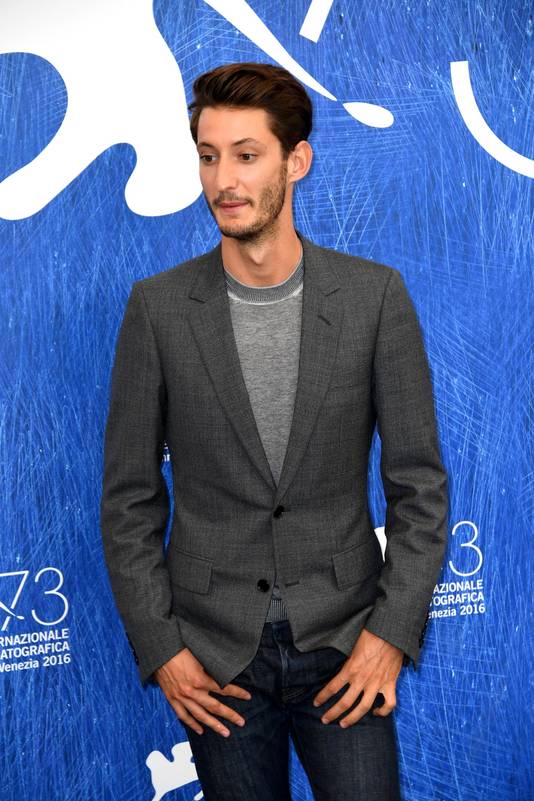 Le physique intemporel de Pierre Niney dans un film en noir et blanc