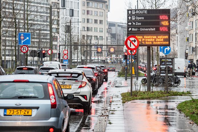 Drukte op de weg in Antwerpen gisteren. Veel Nederlanders bezoeken de Belgische stad in de kerstvakantie, onder meer vanwege de coronabeperkingen in Nederland.