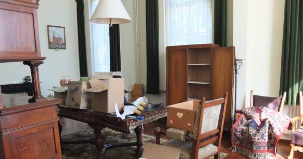 Verbazing in Liempde om hoge opkomst bij verkoop spullen pastorie