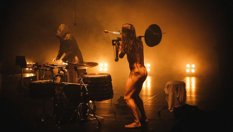 Steeds brutaler en fysieker gaan de muzikanten op onderzoek uit, tot een wilde naaktdans aan toe. Beeld Mirjam Van Der Linden