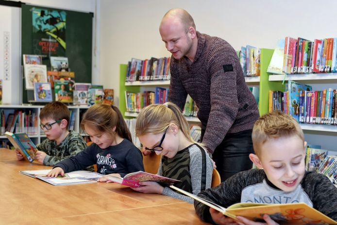De kinderen van de Mariaschool zijn maar wat blij met de boeken VANnu. Jelle Oomen houdt een oogje in het zeil