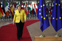 Angela Merkel draagt een geel jasje in 2017.