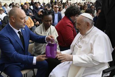Paus ontvangt chocolatier Dominique Persoone op audiëntie: “Ik hoorde dat hij een ‘zoetemond’ is, dus ik kwam niet met lege handen”