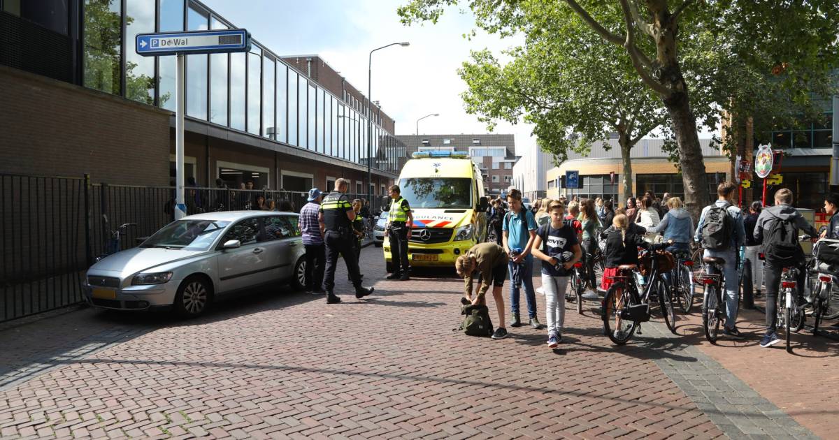Tientallen kinderen zien hoe meisje op tweede schooldag wordt aangereden bij TBL Oss.