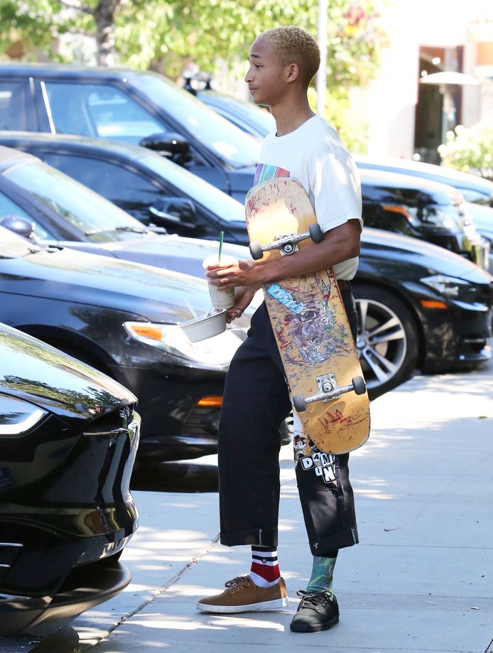 Jaden Smith gaat voor twee totaal verschillende schoenen (én sokken).