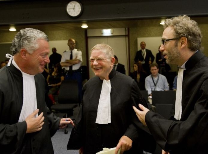 Bram Moszkowicz, de advocaat van Geert Wilders, begroet de advocaten van de aanklagers Ties Prakken (midden) en Michiel Pestman (rechts) in de rechtbank in Amsterdam. Foto: ANP