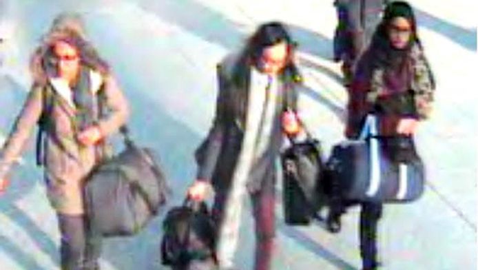 Beelden van een beveiligingscamera van de drie tieners op het vliegveld Gatwick