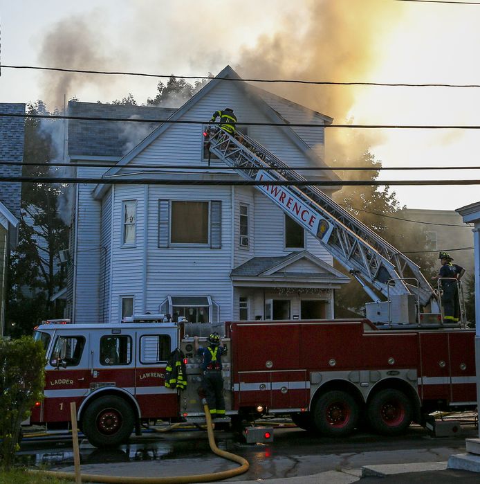 Brandweerlieden bestrijden het vuur in een huis in Lawrence.