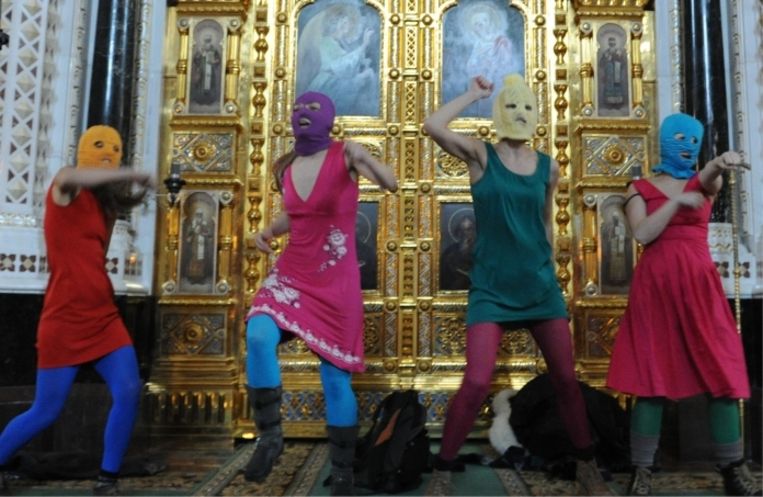 'Pussy Riot brengt het punkgebed 'Moeder van God, jaag Poetin weg' in de Christus Verlosserkathedraal in Moskou: het komt Nadja Tolokonnikova op twee jaar strafkamp te staan.’ Beeld 