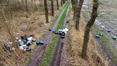 Tientallen jerrycans met vermoedelijk drugsafval gedumpt in Vinkel, vaten lijken uit voertuig gegooi