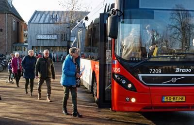 Senioren krijgen ‘les’ over regels in bus en trein: ‘Vroeger kocht je een kaartje en klaar was Kees’