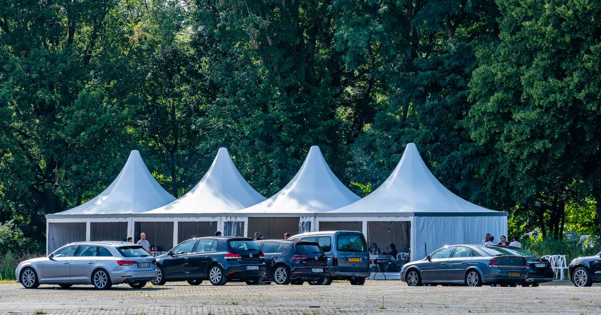 Tilburg vangt treurende Roma en Sinti uit onder meer Eindhoven op in tent evenemententerrein na ongeval familieleden.