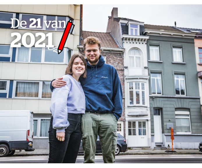 Axelle en Quinten voor de gevel van hun huisje, het smalste van Gent.