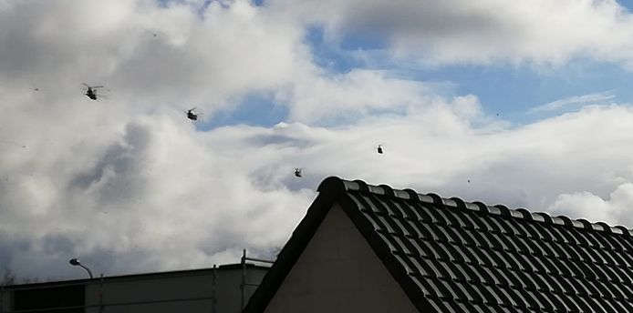Op Facebook duiken verschillende foto's op van mensen die de helikopters zagen voorbijvliegen, zoals hier in Sint-Kruis (Brugge).