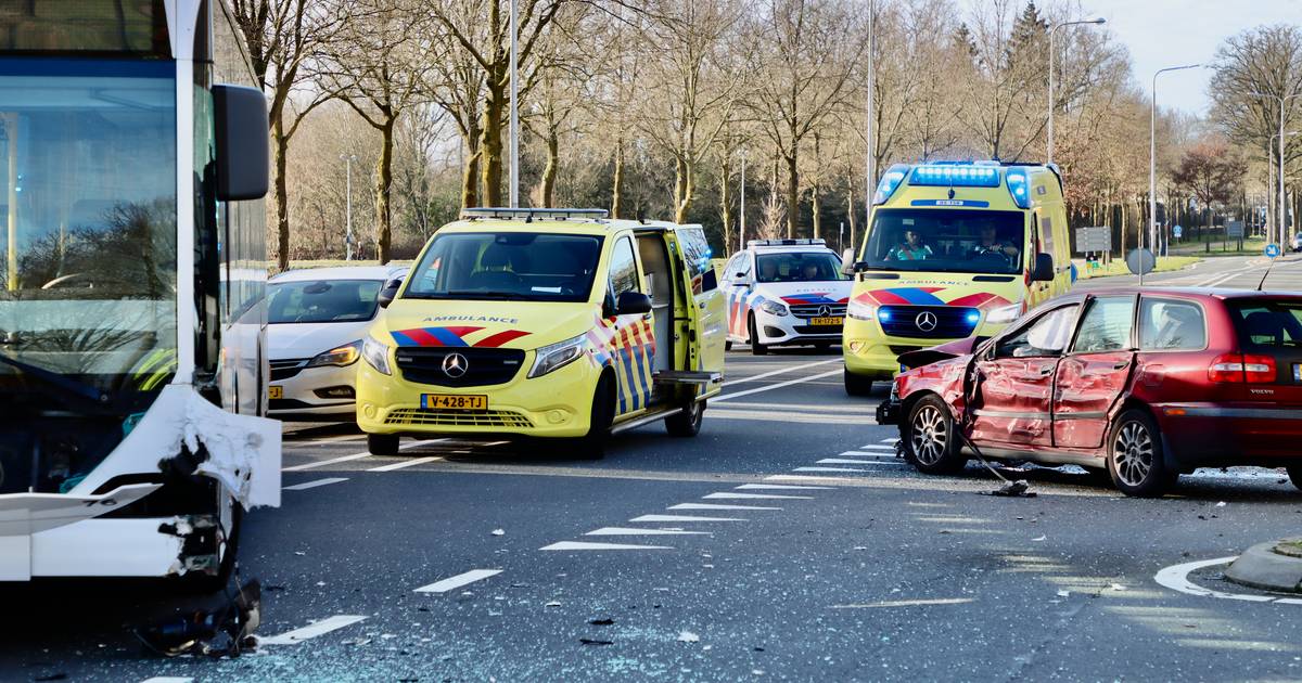 Meerdere personen gewond bij ongeval tussen bus en twee auto’s in De Lutte.
