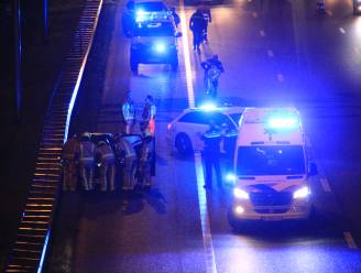 Twee gewonden en auto op z'n kant bij ongeluk op A12, betrokken bestuurder slaat op de vlucht