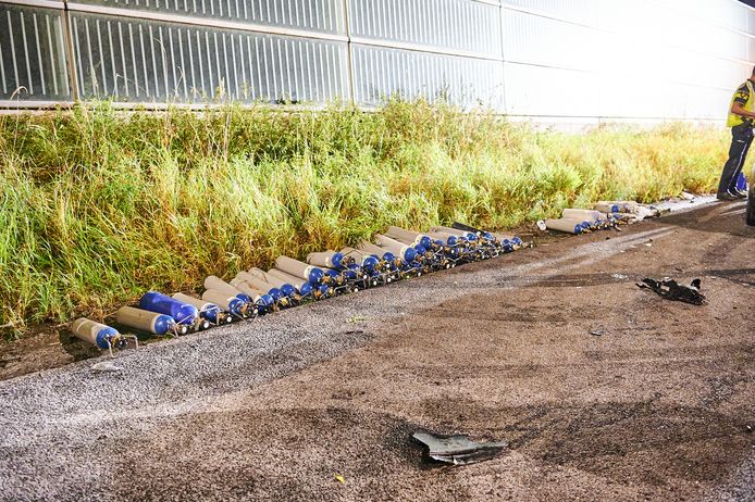64 gasflessen vielen uit een auto die bij het ongeluk betrokken raakte.