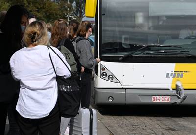Een op de twee busgebruikers buist de Lijn: “Bus rijdt kinderen gewoon voorbij omdat hij te vol zit”