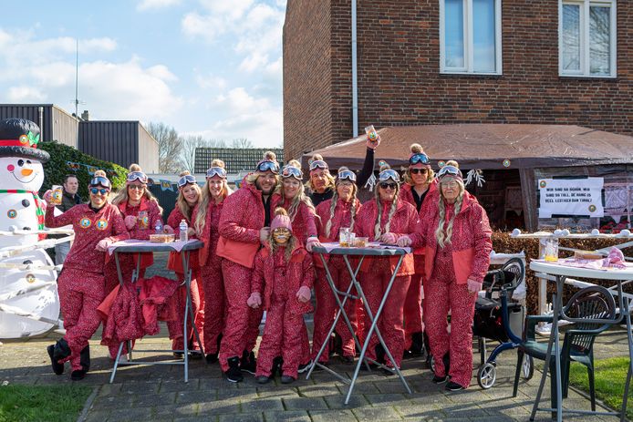 Uit alle hoeken van Knusterooierslaand klonk zaterdagmiddag muziek. In plaats van de traditionele optocht stond de dag in het teken van de (P)optocht waarbij carnavalsgroepen voor het huis en op straat er zelf een feestje van bouwden. CV Niet gepiest en toch nat stond  aan de Zalmstraat in Hank.