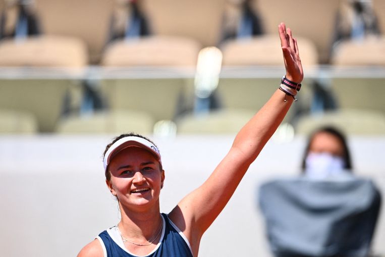 De Tsjechische Barbora Krejcikova viert haar zege op Roland Garros. Beeld AFP