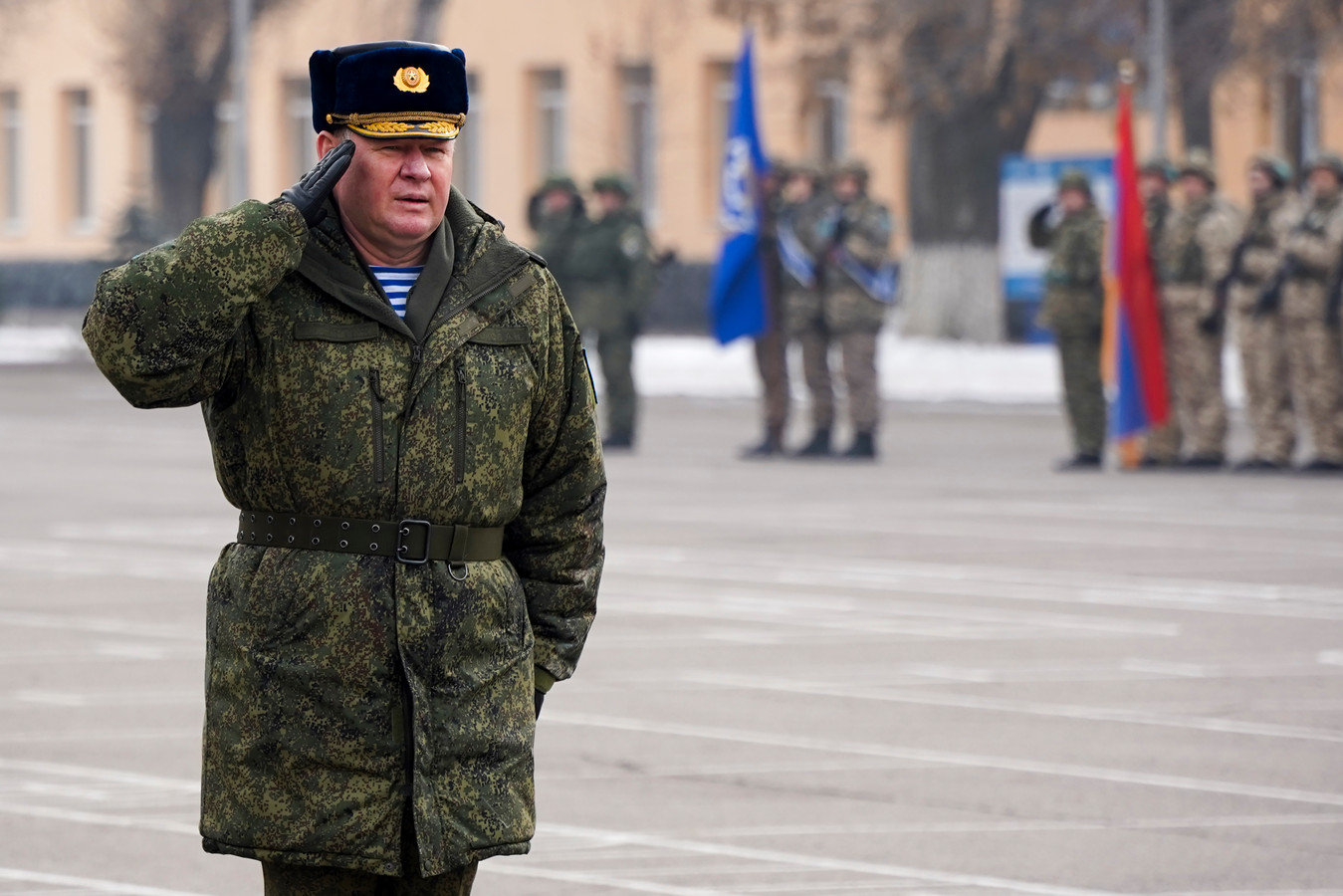 De Russische kolonel-generaal Andrei Serdyukov, bevelhebber van het militaire bondgenootschap CSTO, tijdens de officiële ceremonie die het begin van de terugtrekking van zijn troepen inluidt, donderdagochtend in Almaty.