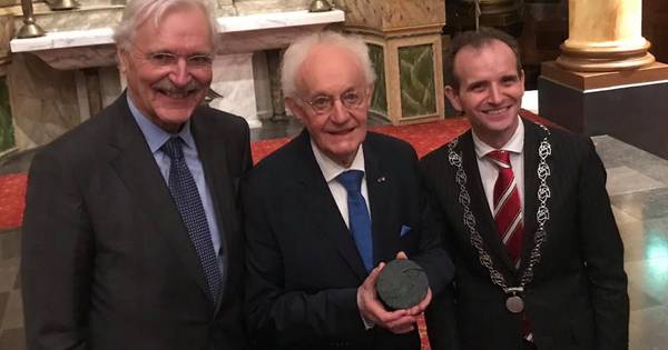 Van Sevenhovenpenning maakt uurwerk Beekse kerk weer zichtbaar door ledverlichting