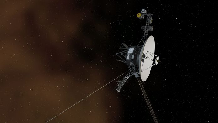 De verre ruimtesonde Voyager 2 hapert. Het vaartuig verricht al een tijdje geen metingen meer. De vluchtleiding op aarde is bezig om de verkenner weer helemaal aan de praat te krijgen.