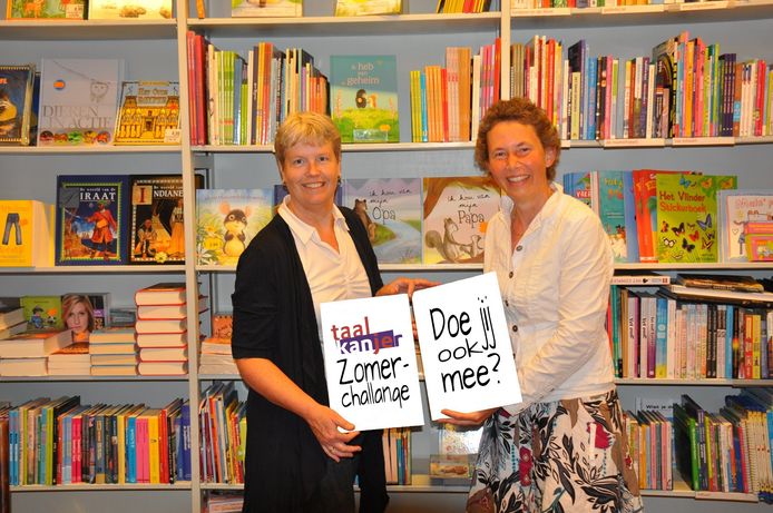 Jorien Koedam (links) en Margit Kiewit in een boekenwinkel met hun zomerchallenge.