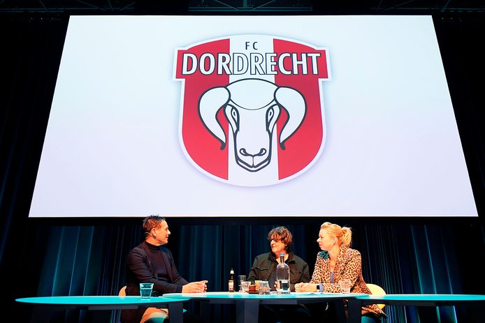 FC Dordrecht-innovatiemanager Leon Vlemmings (links) licht de toekomstplannen van FC Dordrecht toe.