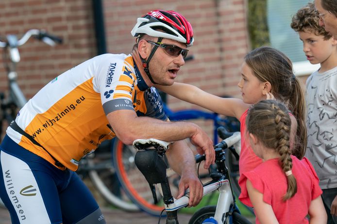 Marc van Alst, geboren Doornenburger, hijgt uit na binnenkomst en krijgt alle aandacht van zijn dochters Yara en Senne (rug).