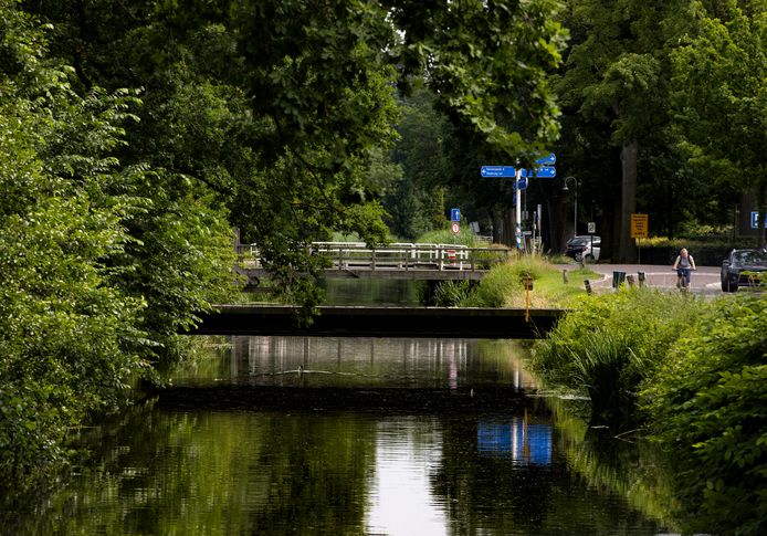De Helenavaart blijkt een moeilijke plek om glasvezel aan te leggen. Daardoor duurt het iets langer voordat Helenaveners snel internet krijgen.