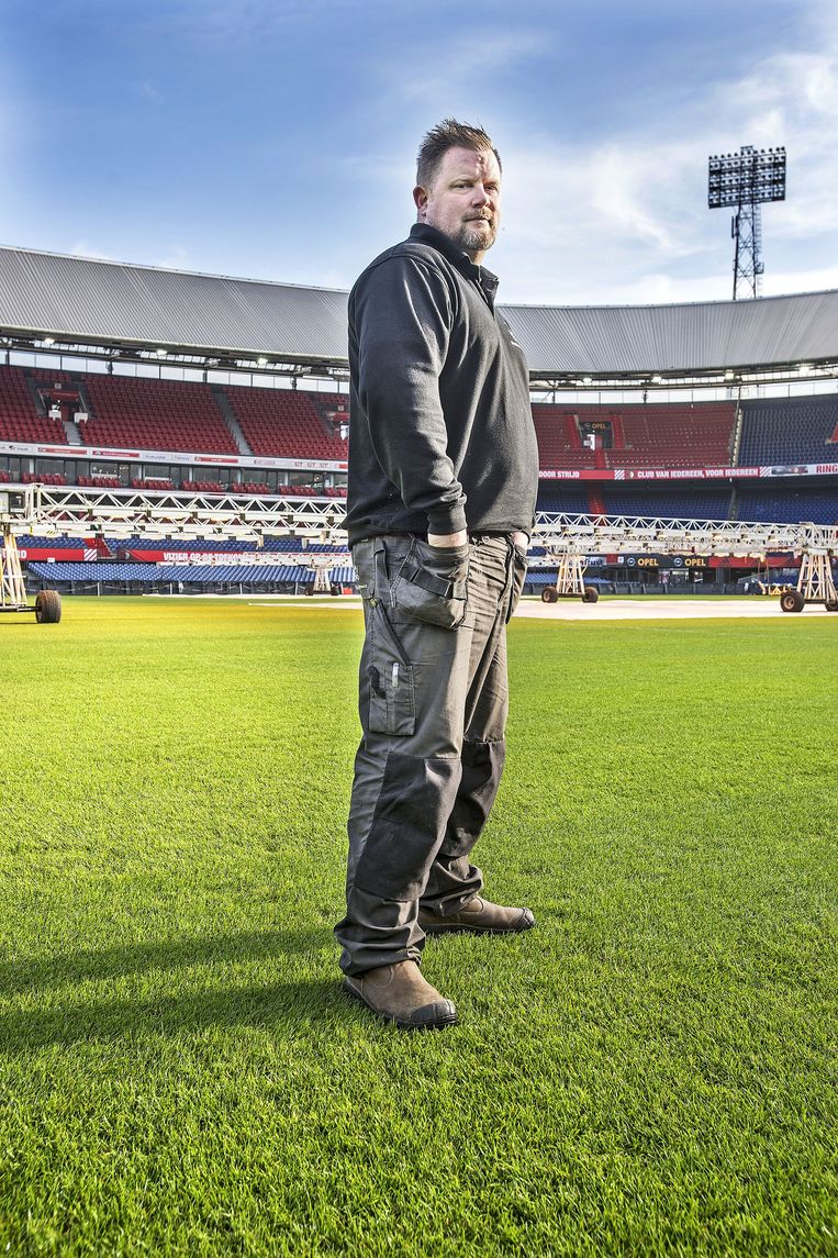 'Natuurlijk hoop ik dat Feyenoord wint, want uiteindelijk gaat het om die drie punten, maar ik let vooral op de schade die het veld ondergaat.' Beeld Guus Dubbelman