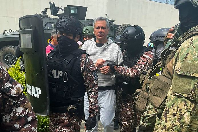 Voormalig vice-president van Ecuador Jorge Glas bij zijn aankomst bij de gevangenis nadat hij bij een inval in de Mexicaanse ambassade in Quito werd gearresteerd.