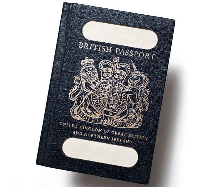 Het oude blauwe Britse paspoort dat na de brexit terugkeert.