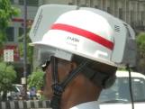 Helm met airconditioning beschermt Indiase verkeersagenten