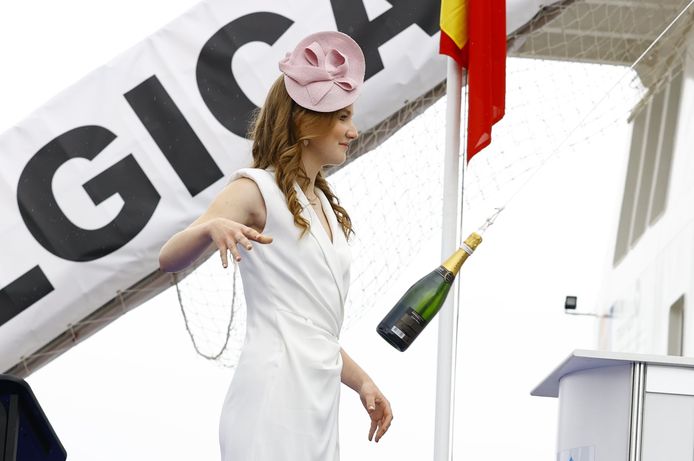 De kroonprinses doopt de Belgica met een fles champagne.