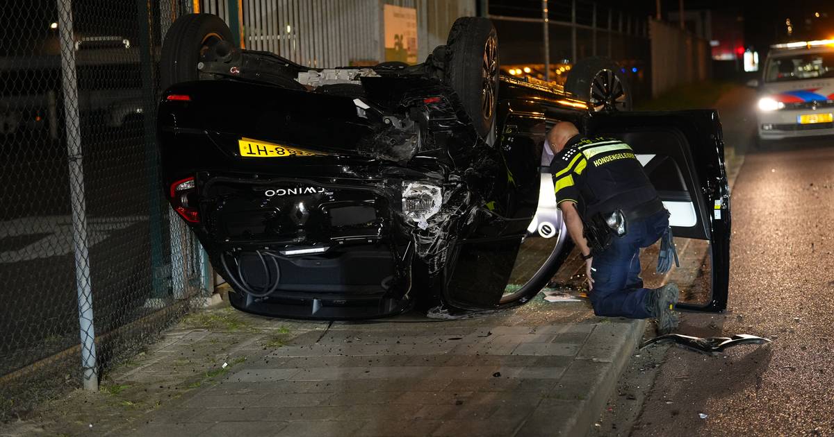 Botsing eindigt op opvallende manier: auto komt op dak terecht.