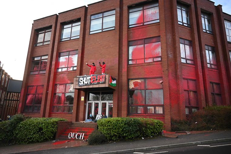 Activisten van Extinction Rebellion North en Palestine Action protesteren buiten de Elbit Ferranti-fabriek in Waterhead, Oldham in Noordwest-Engeland,1 februari 2021. Beeld AFP