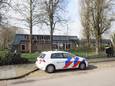 De politie neemt poolshoogte na de brand in de voormalige Albert Schweitzerschool in Renkum.