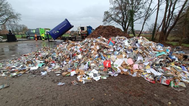 Vrachtwagen met oud papier vat vlam, chauffeur dumpt complete inhoud op terrein van waterschap
