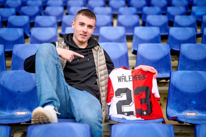 Patrik Walemark poseert in de Kuip met zijn nieuwe shirt.