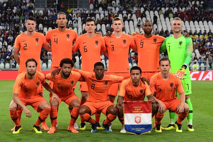 Oranje in 2018 voor de oefeninterland in en tegen Italië, gehurkt rechts Ruud Vormer.