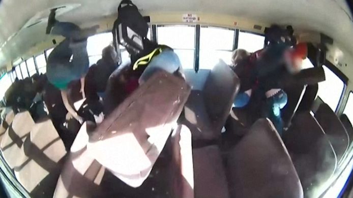Schokkende beelden tonen moment waarop auto schoolbus ramt in VS