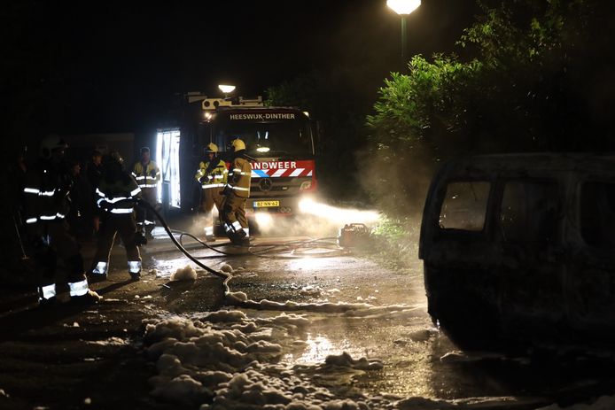 Auto in vlammen op aan het Hopveld in Heeswijk-Dinter.